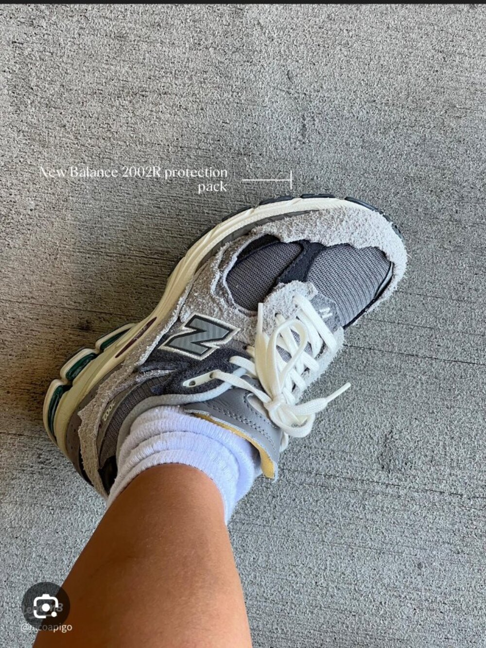 New Balance 2002r Grey Trainers View 2